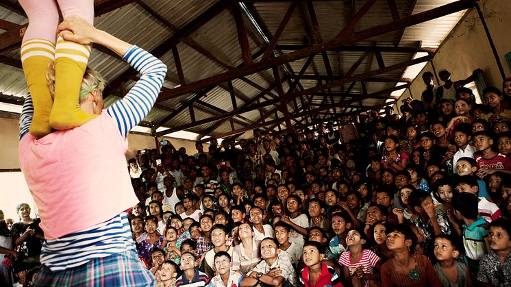 Clowner sprider hopp till Rohingyafolket i Burma