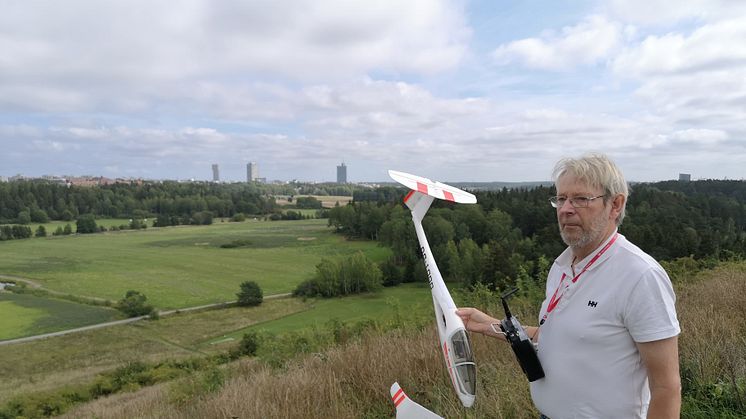 Modellflygaren Klas-Göran Wirström kommer till Granholmstoppen när vindarna är de rätta. På 70-talet var han med och bygga upp tippen som lastbilschaufför. Men kontrollen av det som tippades var dålig.