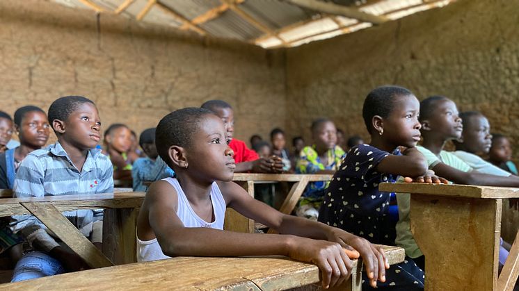 Barn i Togo behöver inte längre jobba i stenbrott. De får nu gå i skolan istället för att arbeta. Foto Johanna Litsgård Lebourne