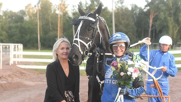 Vinnaren av Helen Ann Johanssons Invitation 2019 - Henna Halme & Bossy Alley tillsammans med Helen Ann Johansson själv.