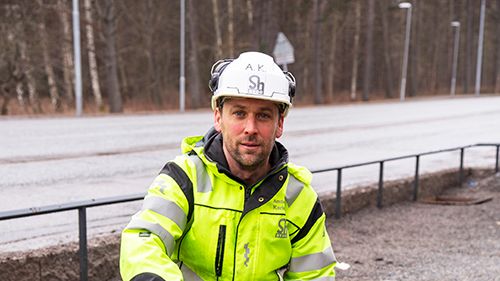 Anders Karlsson vid en av regnbäddarna i Rosendal