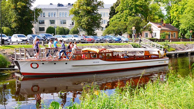 Båtbuss lägger till längs Pråmkanalen