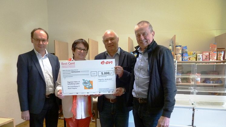 Geldsegen für die Pegnitzer Tafel: (v. l.) Bayernwerk-Kommunalbetreuer Edgar Müller, Tafel-Vorsitzende Helga Koch, Bayernwerk-Betriebsrat Christian Bickel und Tafel-Vizevorsitzender Heinrich Löw bei der Spendenübergabe im Schloßbergladen.