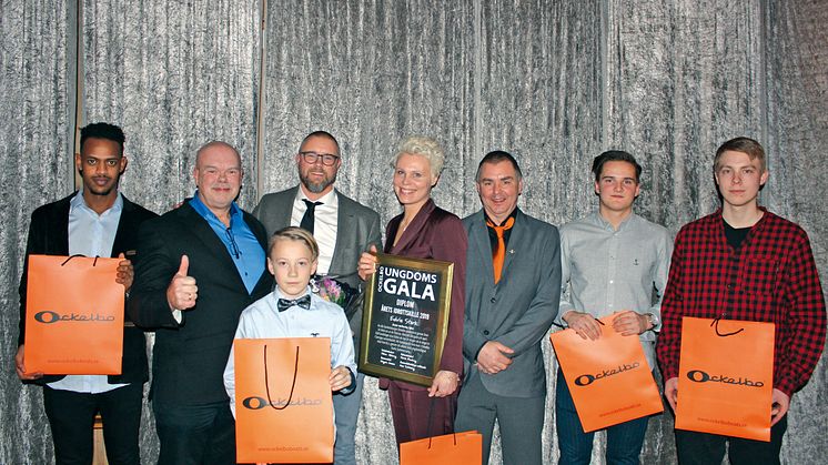 Joe Formgren och Mikael Olsson delade ut priser Årets Idrottskille på Ungdomsgalan i Ockelbo.