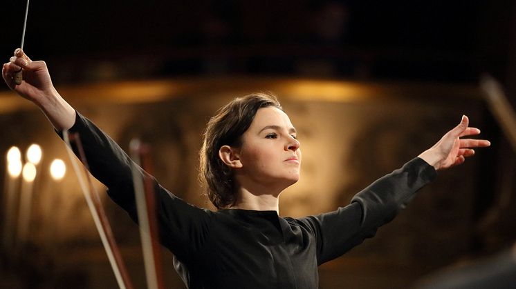 Oksana Lyniv leder Göteborgs Symfoniker i en storslagen konsert med Schumann och Rachmaninov i Vara Konserthus