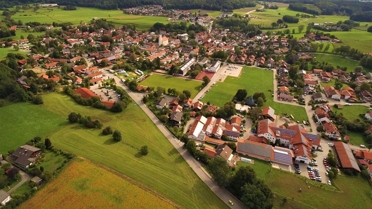 Heimat mit Zukunft:  In Glonn (Landkreis Ebersberg) surfen die meisten Bürger bereits deutlich schneller durchs Netz als in München – dank eines der modernsten Glasfasernetze der Welt (DG).