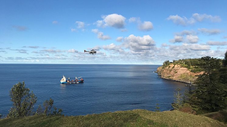 美しい海と緑が広がるノーフォーク島。有害アリの駆除で自然環境の保護に貢献する産業用無人ヘリ「FAZER R（自動航行機能付）」