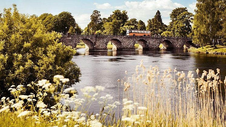 Med buss till moskéer, tempel och kyrka