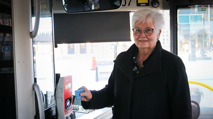 Carina Zachau (M), ordförande i kollektivtrafiknämnden i Region Skåne, blippar för första gången på en buss i Hässleholm. 