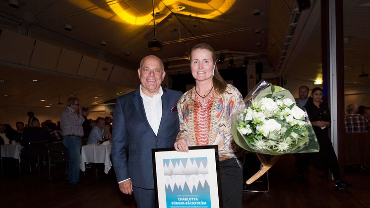 Årets Skidinspiratör Charlotta Burger-Bäckström tillsammans med SLAO:s ordförande Mikael Santoft 