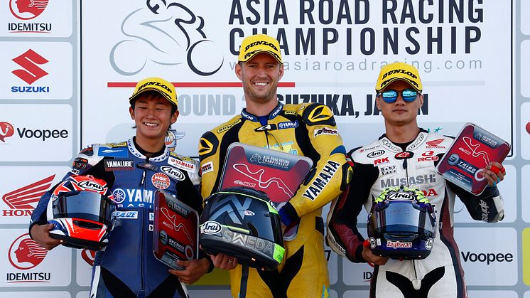 SS600 レース1：今季初優勝を獲得した#13 Anthony West(Akeno Speed Racing Team)と2位表彰台獲得の#76 Yuki Ito (YAMAHA RACING TEAM)