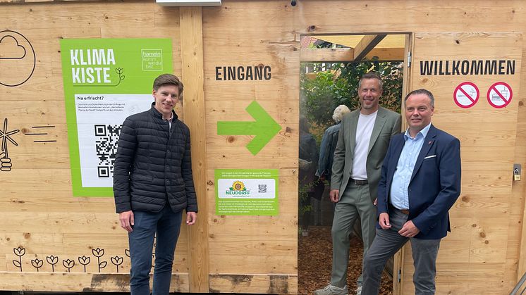 Richard von Herman (Neudorff), Dennis Andres (Stadtmanager) und Oberbürgermeister Claudio Griese (von links nach rechts) eröffnen die Klimakiste.