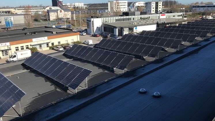 415 m2 solceller för klimatsmart energiproduktion har installerats på taket till HSB Götas huvudkontor i Jönköping