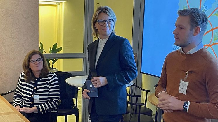 Helen Eliasson regionstyrelsens ordförande i VGR,  Maria Fuxborg näringspolitisk chef på Västsvenska Handelskammaren och Adam Johansson Västra Stambanegruppens ordförande