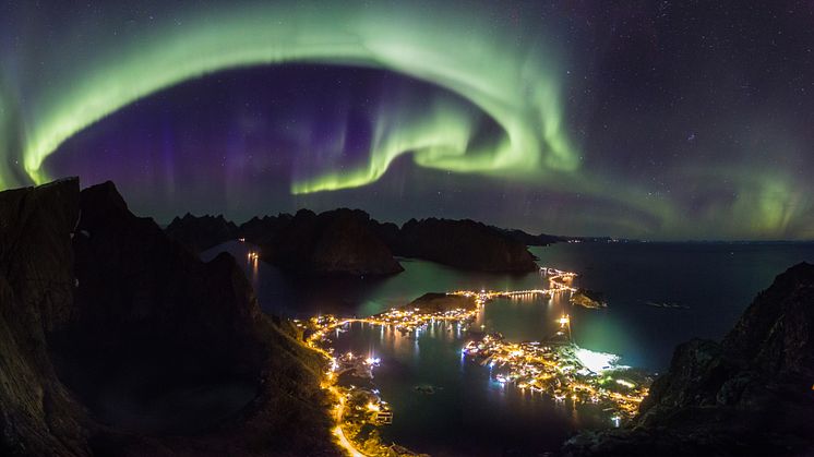 Northern lights over Reinebringen in Lofoten. Photo: Alex Conu