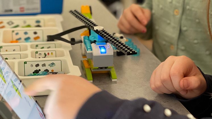 Eleverna i årskurs 1–3 får bland annat bygga och programmera ett vindkraftverk med hjälp av LEGO WeDo 2.0.  Foto: 2047 Science Center