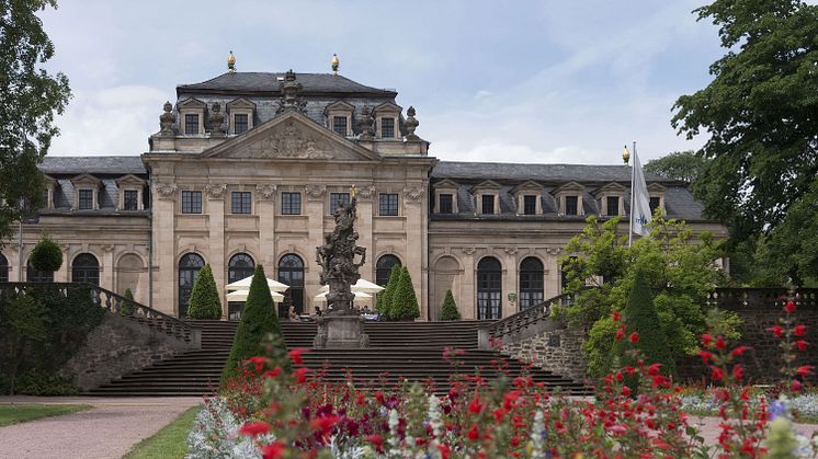 Ein Städtetrip geht auch ohne viel Gedränge: Das Maritim Hotel Fulda in direkter Innenstadtlage ist umgeben vom herrlichen Schlossgarten, Stadtrundgänge zum Beispiel bieten vielfältige Erlebnisse unter freiem Himmel. Dafür ist der Spätsommer ideal.