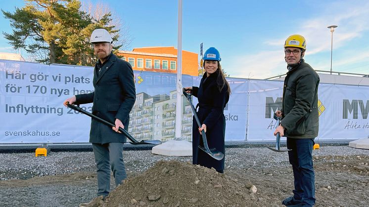 På bild ser vi Niklas Gahm, fastighetsutvecklingsansvarig på Svenska Hus, Erika Hellman vd på Gullringsbo Egendomar och Tobias Lundberg vd MVB öst