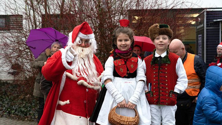 Nikolaus trifft Schwälmer Tracht: Beim Hephata-Weihnachtsmarkt gibt es Kinderprogramm und Lokalkolorit.