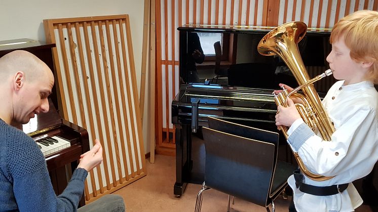 Lærer Stijn Berbé og elev Florian Rademacher øver til UMM i 2019. Florian ble årets musiker det året.