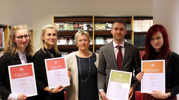 Pristagarna i uppsatstävlingen Brottsoffer i fokus 2017. Från vänster Emma Linder, Lisa Vallin, William Svärd och Mikaela Magnusson.  I mitten Brottsoffermyndighetens generaldirektör Annika Öster.