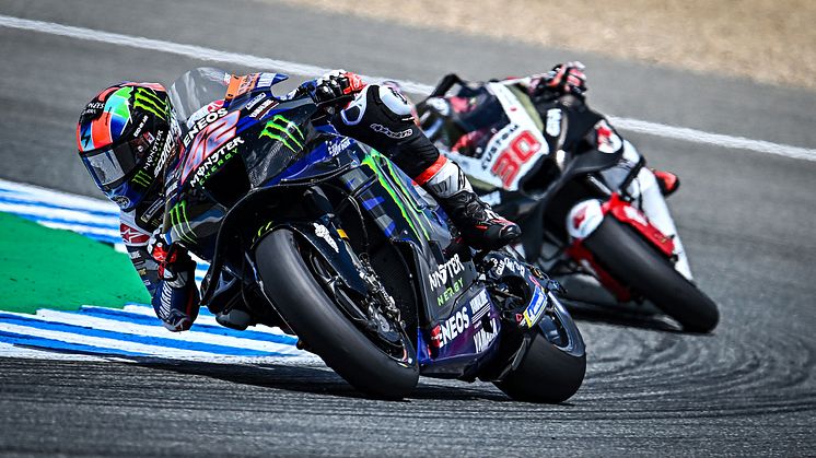  最後尾から追い上げて13位としポイントを獲得した#42 A・リンス（YZR-M1）