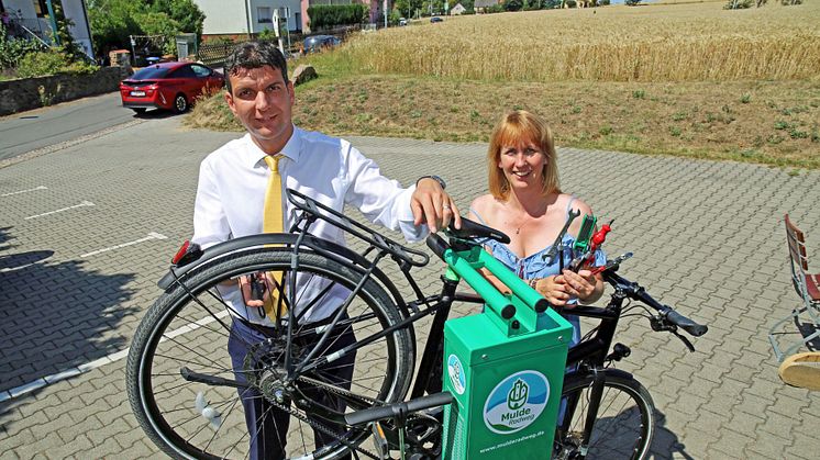 Henry Graichen und Sandra Brandt nehmen die erste Fahrrad-Selbsthilfewerkstatt in Betrieb - Foto: Andreas Schmidt