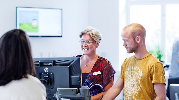 Helsingborgs stad har fått den högsta poäng som någon kommun hittills fått i Kommunkompassen. Här syns medarbetare på Helsingborg kontaktcenter. Foto: Anna Alexander Olsson