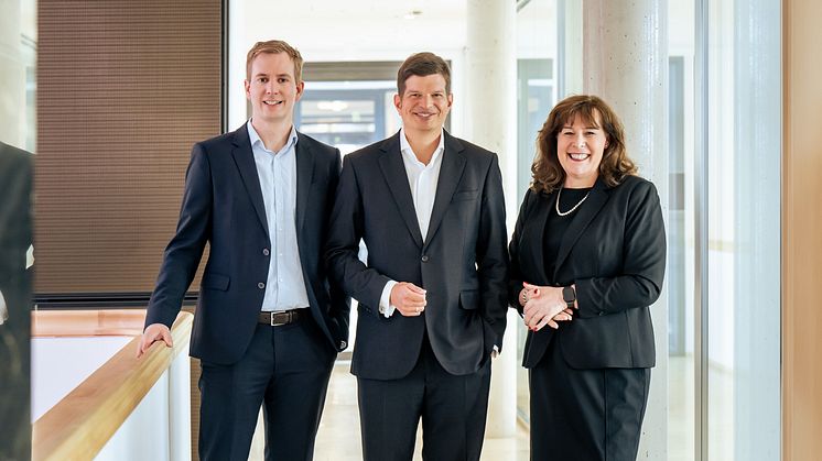 Das Vorstandstrio der Q1 Energie AG v.l.n.r.: Gerd Onken (CFO), Frederick Beckmann (CEO) und Julia Westphal (CPO).