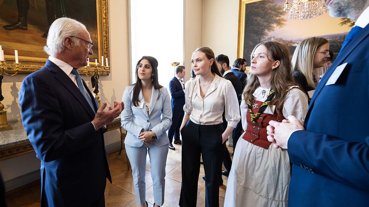 H.M Konungen och Kompassrosstipendiaterna Helen Izzeddine, Hanna Larsson och Linda Hjort medverkar på seminarium om ungt ledarskap i Norrköping den 19 maj. Foto: Magnus Fröderberg