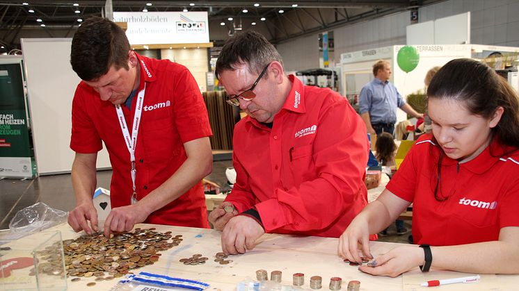 Toom Baumarkt unterstützt Bärenherz: Engagierter Einsatz auf der Messe Haus-Garten-Freizeit