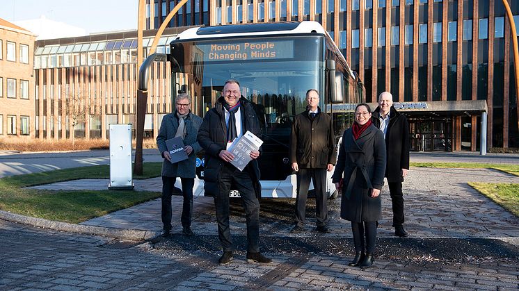 Bild: Christian Fischer, Geschäftsführer Harzer Verkehrsbetriebe GmbH; Jens Ludwigkeit, Key Account Manager Bus & Coach, Scania; Alexandra Wilbs, Area Manager Bus & Coach Sales, Scania; Hakon Björk, Commercial Director, Scania; Jonas Strömberg, Susta