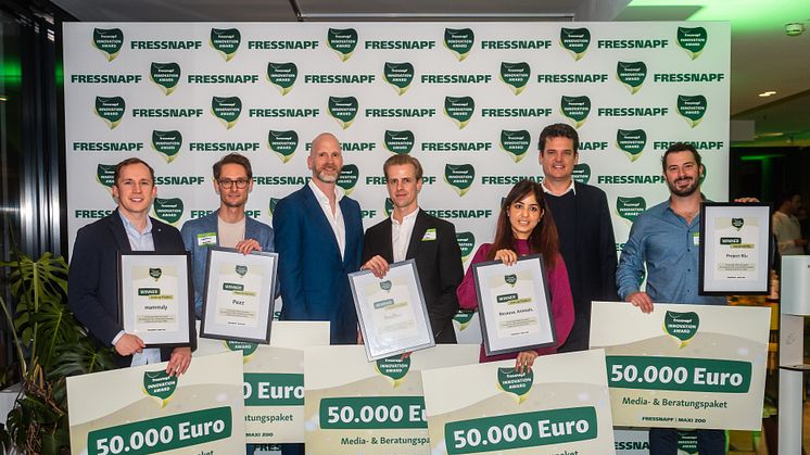 v.l.: Mammaly (Award Scale-Up), Pezz (Physischer Service), Dr. Jens Pippig, SVP Ecosystem Services Fressnapf, PocDoc Pet (Digitaler Service), Because Animals (Start Up), Dr, Johannes Steegmann, CEO Fressnapf, Project Blu (Sustainabilty)  