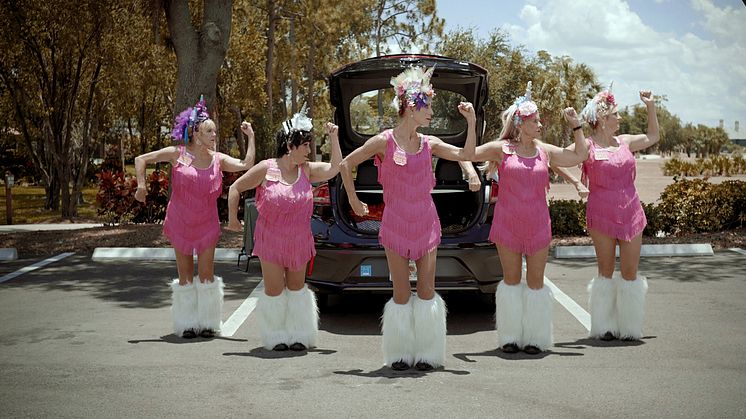 CalendarGirls_Dancingatparkinglot_PhotobyLoveMartinsen