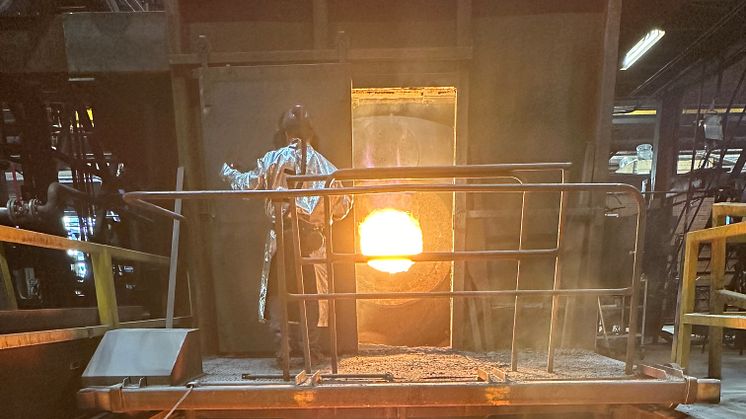 Den renade slaggen lyser brandgul, upphettad till 1600 grader. Målsättningen är att den sedan ska kunna återanvändas i stålindustrin.