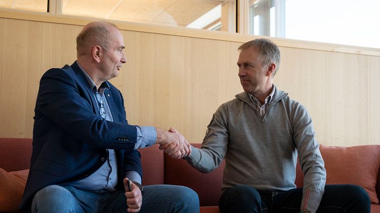 I BOKS: Kontrakten er signert og adm.dir. i Anno museum, Sven Inge Sunde (t.v.) og daglig leder i Martin M. Bakken AS, Øyvind Nordal, er enige om å bygge Regionalt historiesenter på Domkirkeodden i Hamar. (Foto: Jonathan Hagaløkken/Anno)