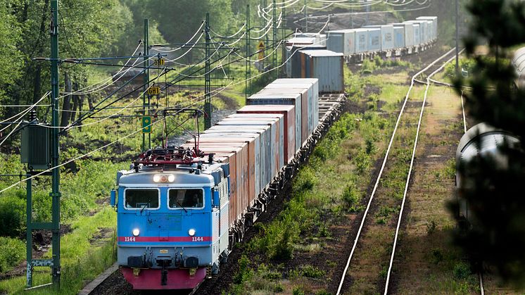 Mycket av det långväga exportgodset består av svenska basindustrivaror som stål och skog. Det fraktas i regel på tåg från inlandet till Göteborgs hamn för transport på containerfartyg till exportmarknader i bland annat Asien. Bild: Göteborgs Hamn AB.