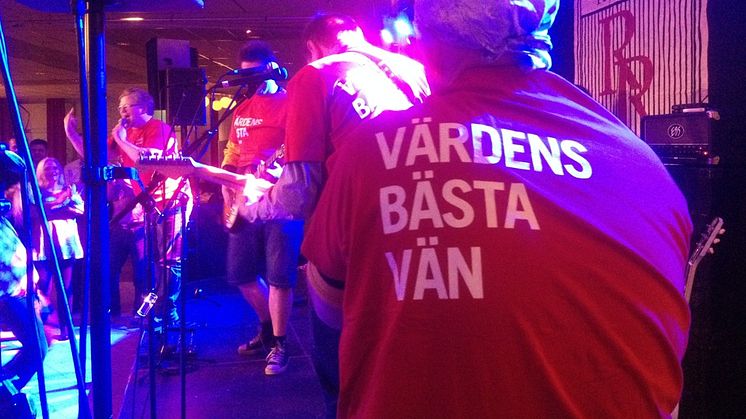 Aptus Värdens-bästa-vän-tshirt på scen!