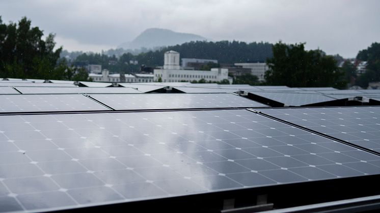 Oslo kommune foreslår krav til lokal energiproduksjon i ny kommuneplan. Bildet viser solceller på taket til PowerHouse Kjørbo. Foto: Grønn Byggallianse