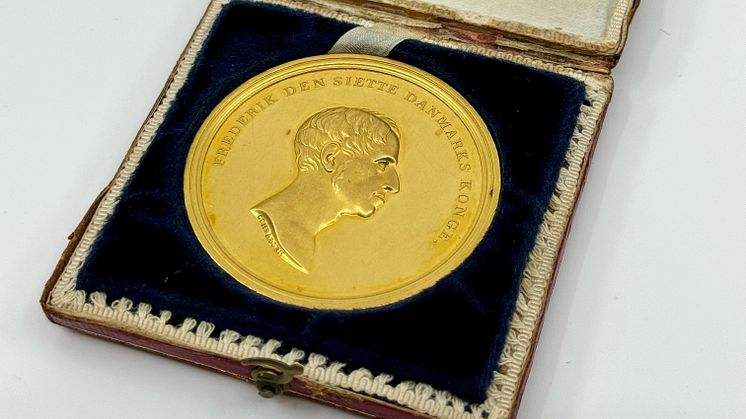 Kongens helbredelse, 1822, Conradsen, B 93, 47 mm - guldmedaille i original æske.jpeg