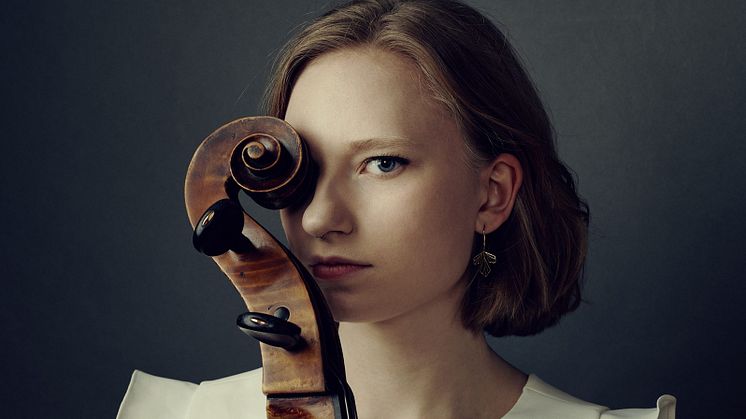 Den framstående unga cellisten och Giresta-stipendiaten Kristina Winiarski är en av festivalartisterna. (Foto: Atlas Artists)
