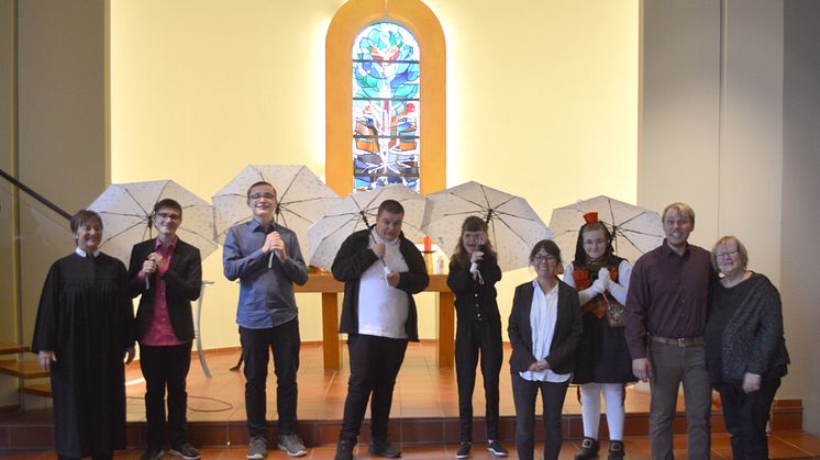 Konfirmation in der Hephata-Kirche: Annette Hestermann, Nico Schmitt, Felix Pruß, Julian Hoppe, Sandra Weimer, Claudia Seiffert-Schwedhelm, Chantal Nicht, Pascal Marggraf und Sabine Schneider-Wagner(von links).    