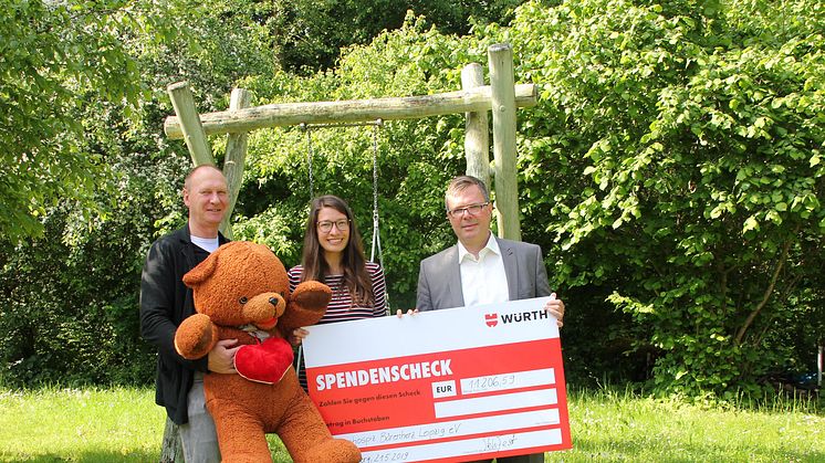 v.l.n.r.: Perry Brätigam von RB Leipzig, die Geschäftsführerin des Vereins Kinderhospiz Bärenherz Leipzig e.V., Ulrike Herkner und Würth-Bezirksleiter Frank Stehfest bei der Scheckübergabe im Garten des Kinderhospizes