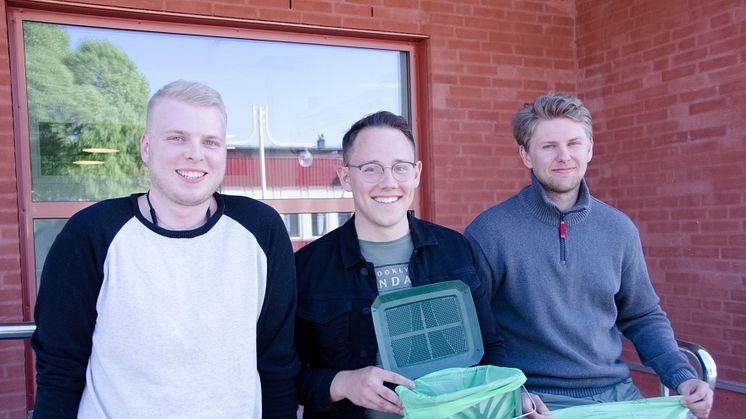 Oskar Öberg, Adam Rönnbäck och Jacob Sundberg, tre av studenterna vid Luleå tekniska universitet som undersökt kompostpåsarnas hållfasthet.