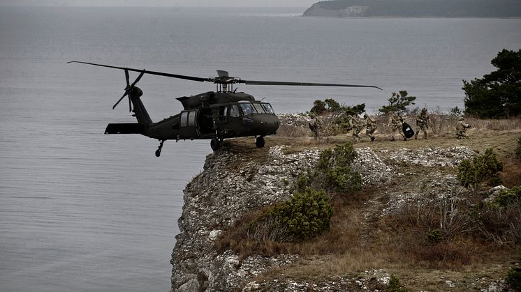 Svenska specialförbandsoperatörer ilastar helikopter 16, Blackhawk under en övning på Gotland.