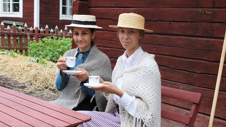Lärarinnorna tar en kaffetår (på Vallby Friluftsmuseum) 