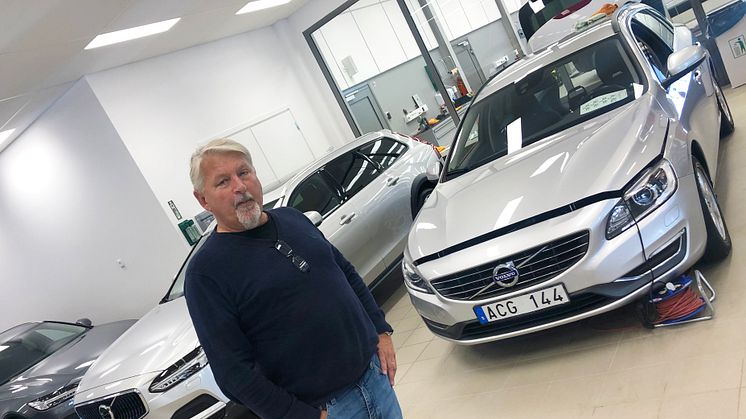 Tommy Kvarnström, vd Henningsons El i den nyöppnade anläggningen Rolf Ericsson bil i Falun.