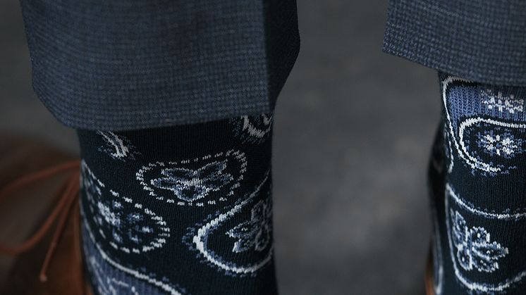 Färgade och mönstrade strumpor ger liv till din kostym. Välj samma nyans på strumporna som den du har i slipsen, hängslena, skjortan eller näsduken.