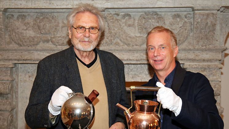 Dr. Olaf Thormann (r.), Museumsdirektor, präsentiert den Ankauf mit Werner Bünck
