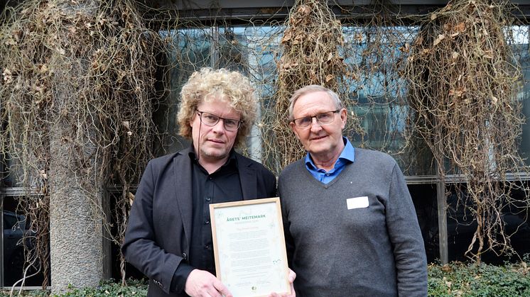Dag Jørund Lønning fikk hedersprisen Årets Meitemark 2019. Her sammen med styreleder i Økologisk Norge, Jostein Trøite. Foto Lotte Shephard